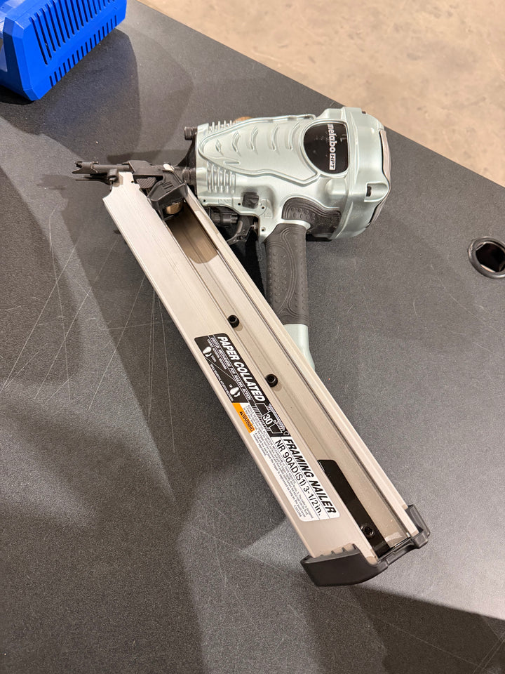 Clavadora neumática para armazones Metabo HPT de 3-1/2 pulgadas y 30 grados (usada)