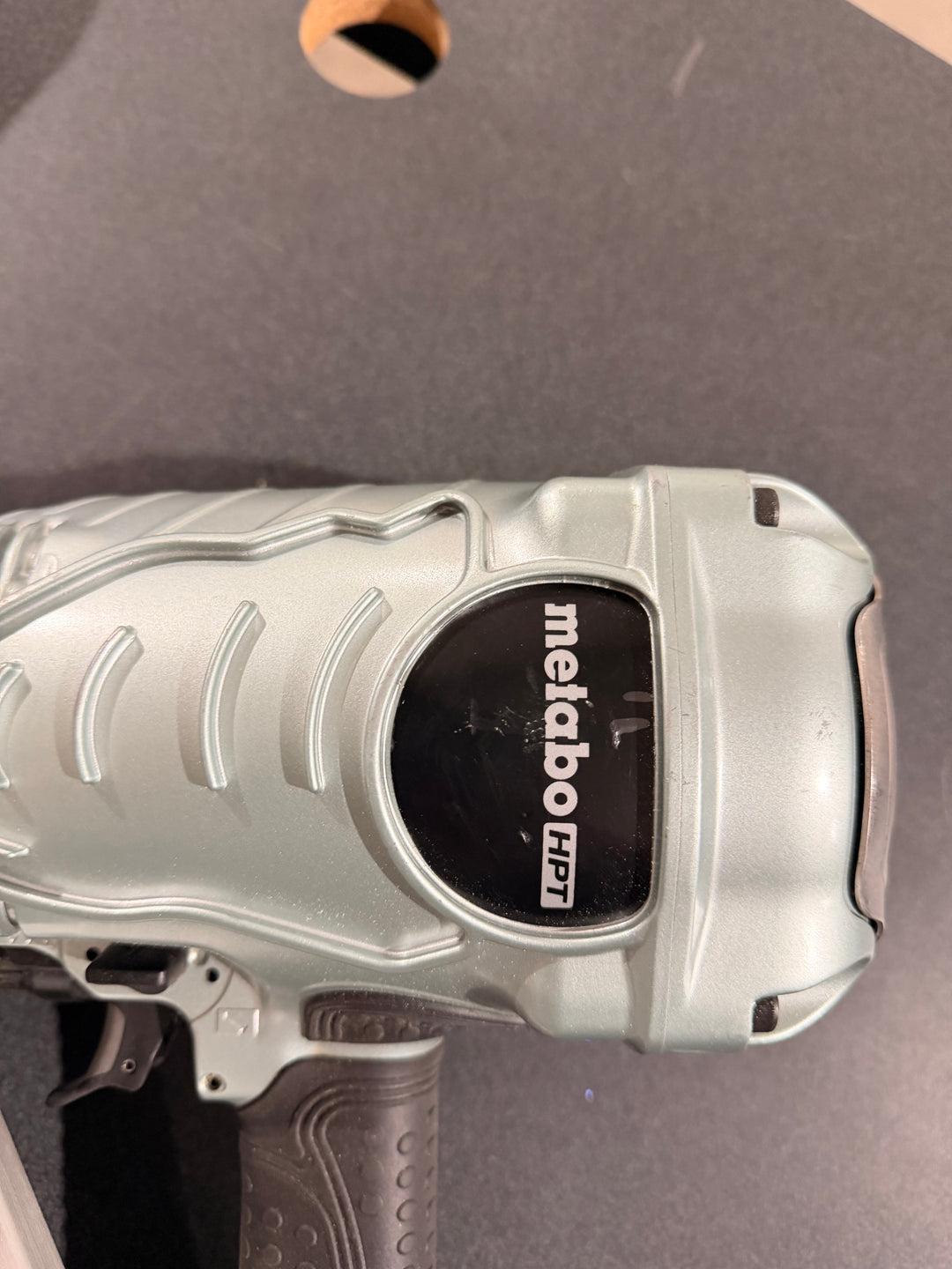 Clavadora neumática para armazones Metabo HPT de 3-1/2 pulgadas y 30 grados (usada)