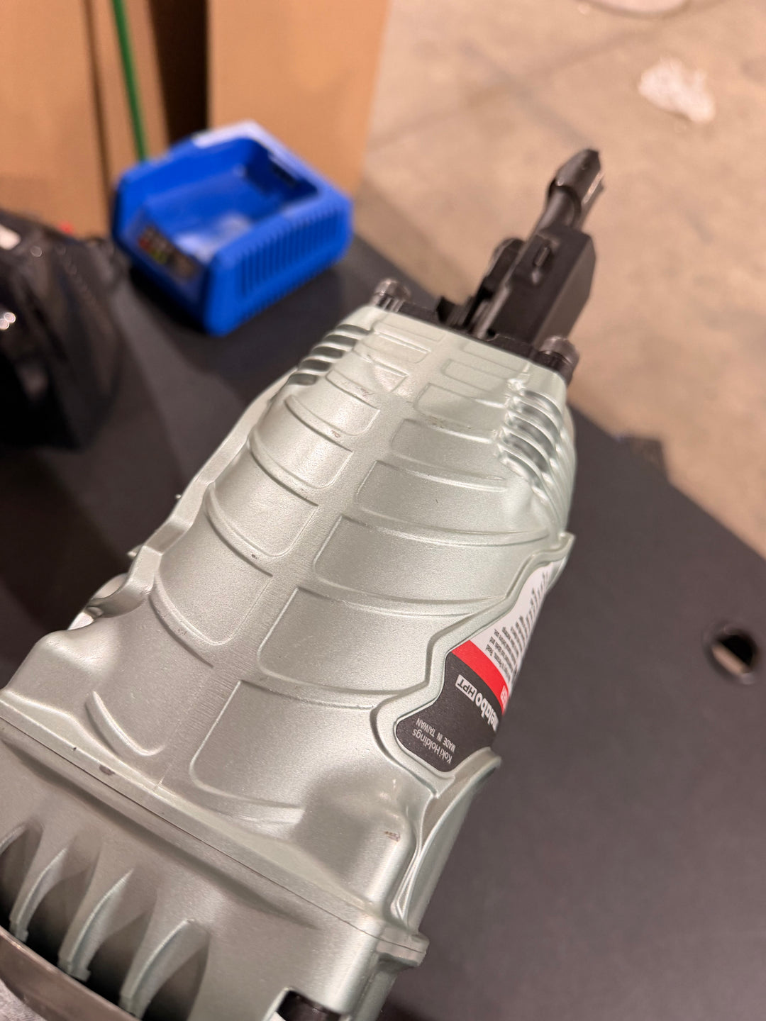 Clavadora neumática para armazones Metabo HPT de 3-1/2 pulgadas y 30 grados (usada)