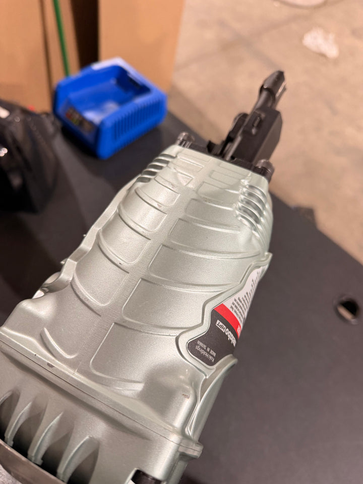 Clavadora neumática para armazones Metabo HPT de 3-1/2 pulgadas y 30 grados (usada)
