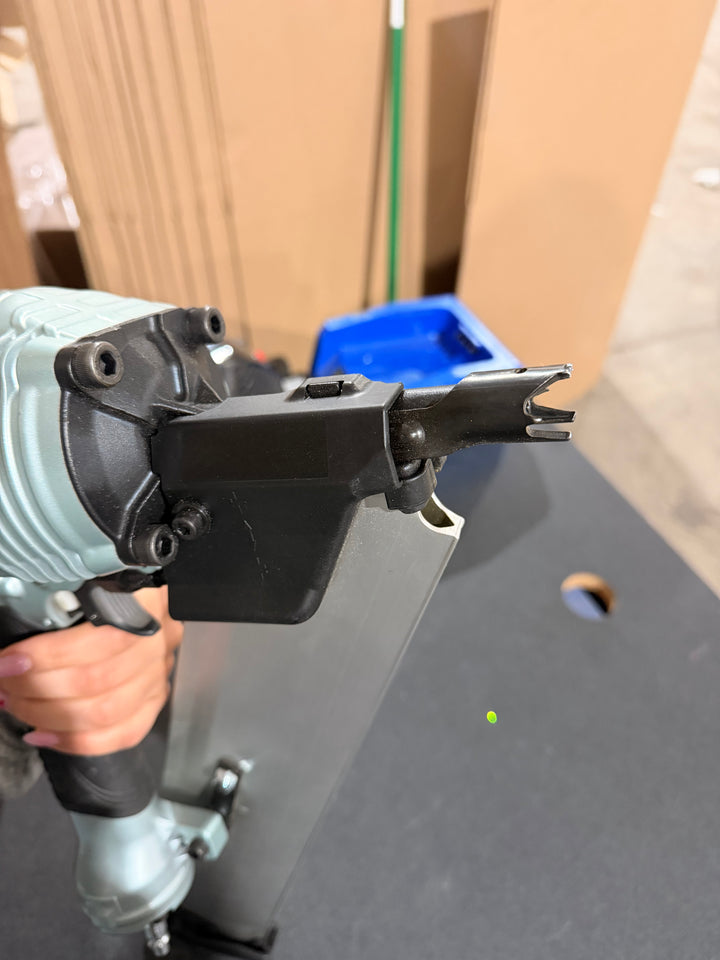 Clavadora neumática para armazones Metabo HPT de 3-1/2 pulgadas y 30 grados (usada)