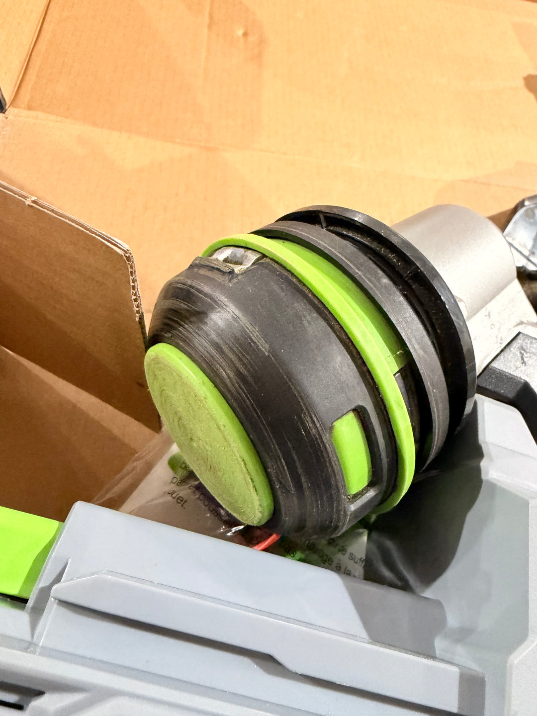 EGO POWER+ POWERLOAD with Carbon Fiber Shaft 56-volt 16-in Telescopic Shaft Battery String Trimmer 2.5 Ah (Battery Included) (Charger Included) (USED)