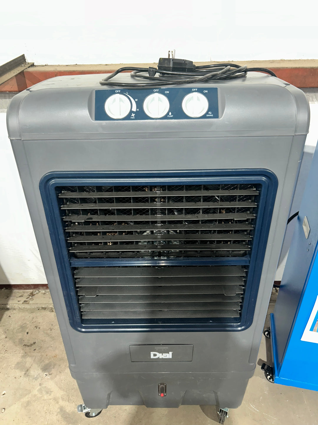 Enfriador evaporativo portátil Dial Manufacturing de 5300 CFM y 3 velocidades para interiores y exteriores, para 1650 pies cuadrados (motor incluido) (USADO)