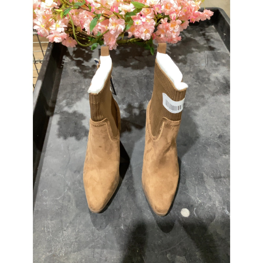 Lot # 264 Universal Thread Kinley Ankle Boots $27.99