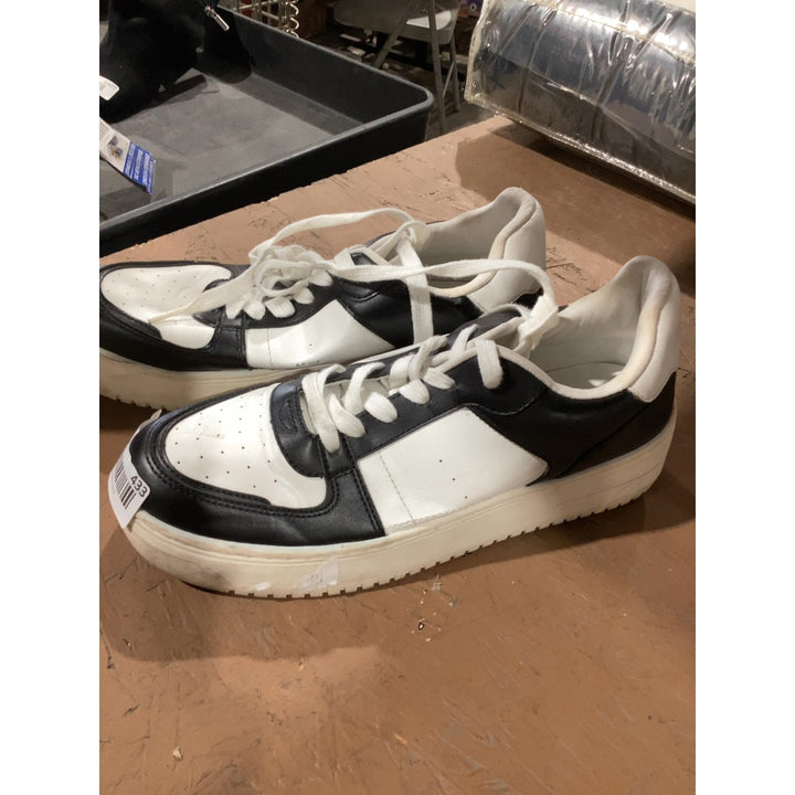 Lot # 433 Wild Fable Low Top Sneakers $35.00