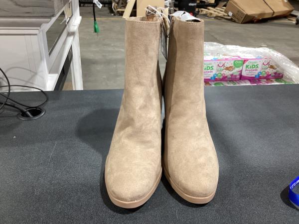 Lot # 371 Universal Thread Cypress Winter Boots $31.49