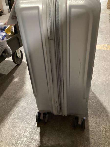 Lot # 1620 American Tourister Spinner Luggage Carry on $80