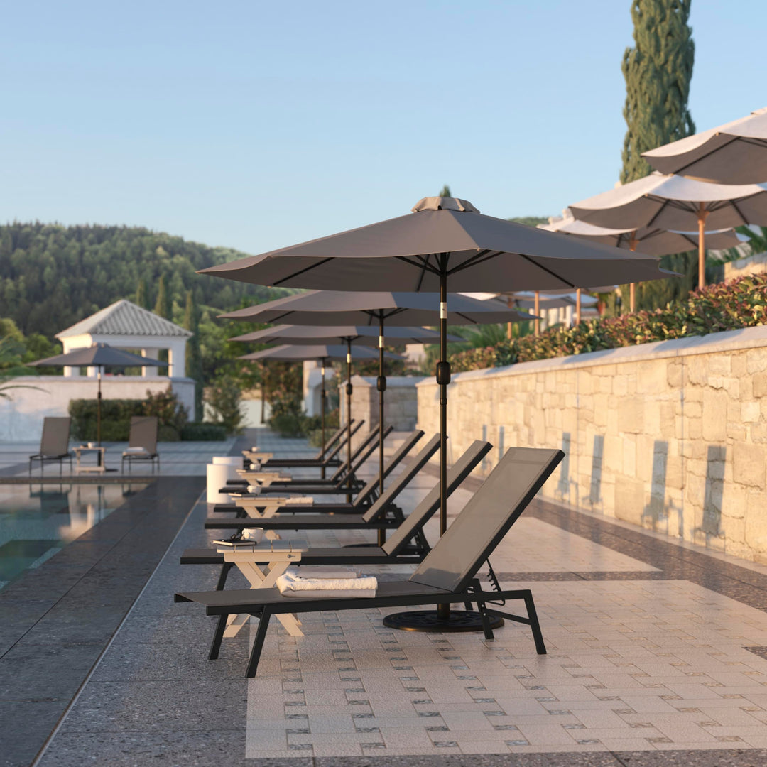 Lot # 1560 Flash Furniture Lounge Chair $69.27