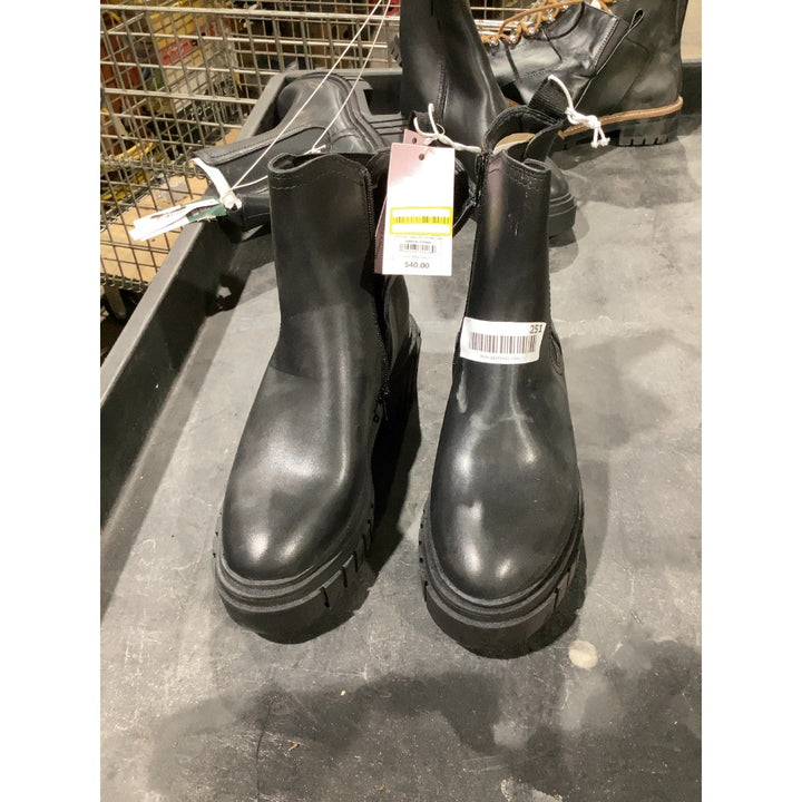 Lot # 251 Wild Fable Chelsea Boots $28.00