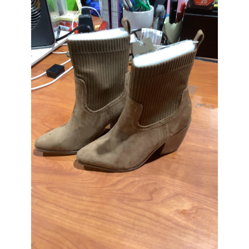 Lot # 110 Universal Thread Kinley Ankle Boots $27.99