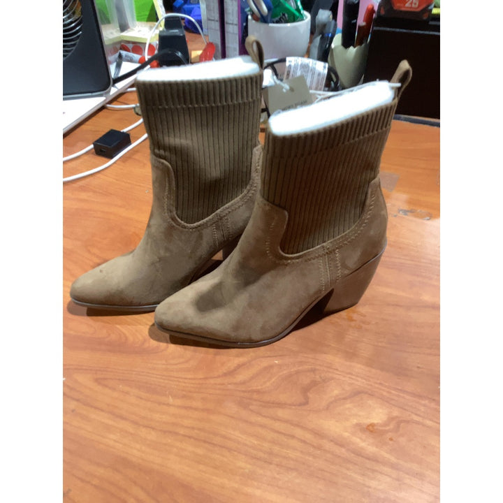 Lot # 110 Universal Thread Kinley Ankle Boots $27.99