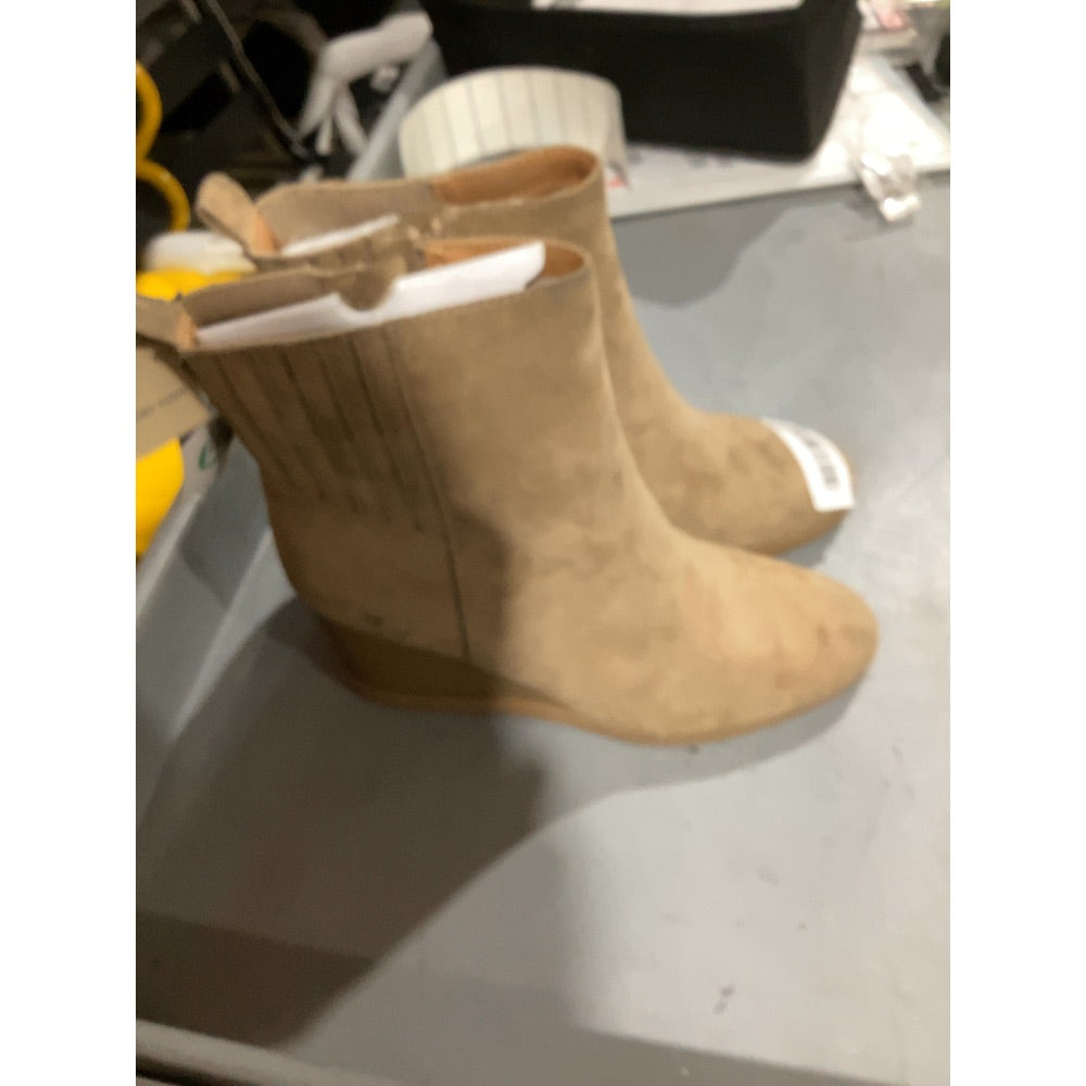 Lot # 371 Universal Thread Cypress Winter Boots $31.49