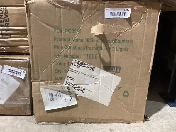 Lot # 1574 10´ slim green mountain pine christmas tree $429