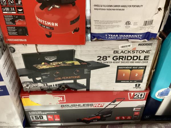 Lot # 5 Blackstone 2435 28 in Original Griddle $224