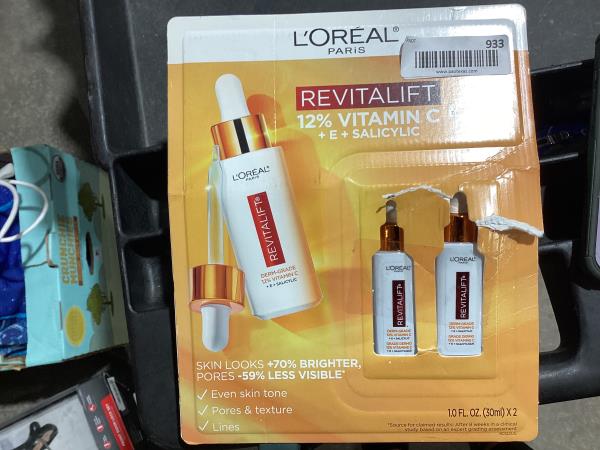Lot # 933 2 Pack L'Oreal Paris Revitalift 12% Vitamin C $33