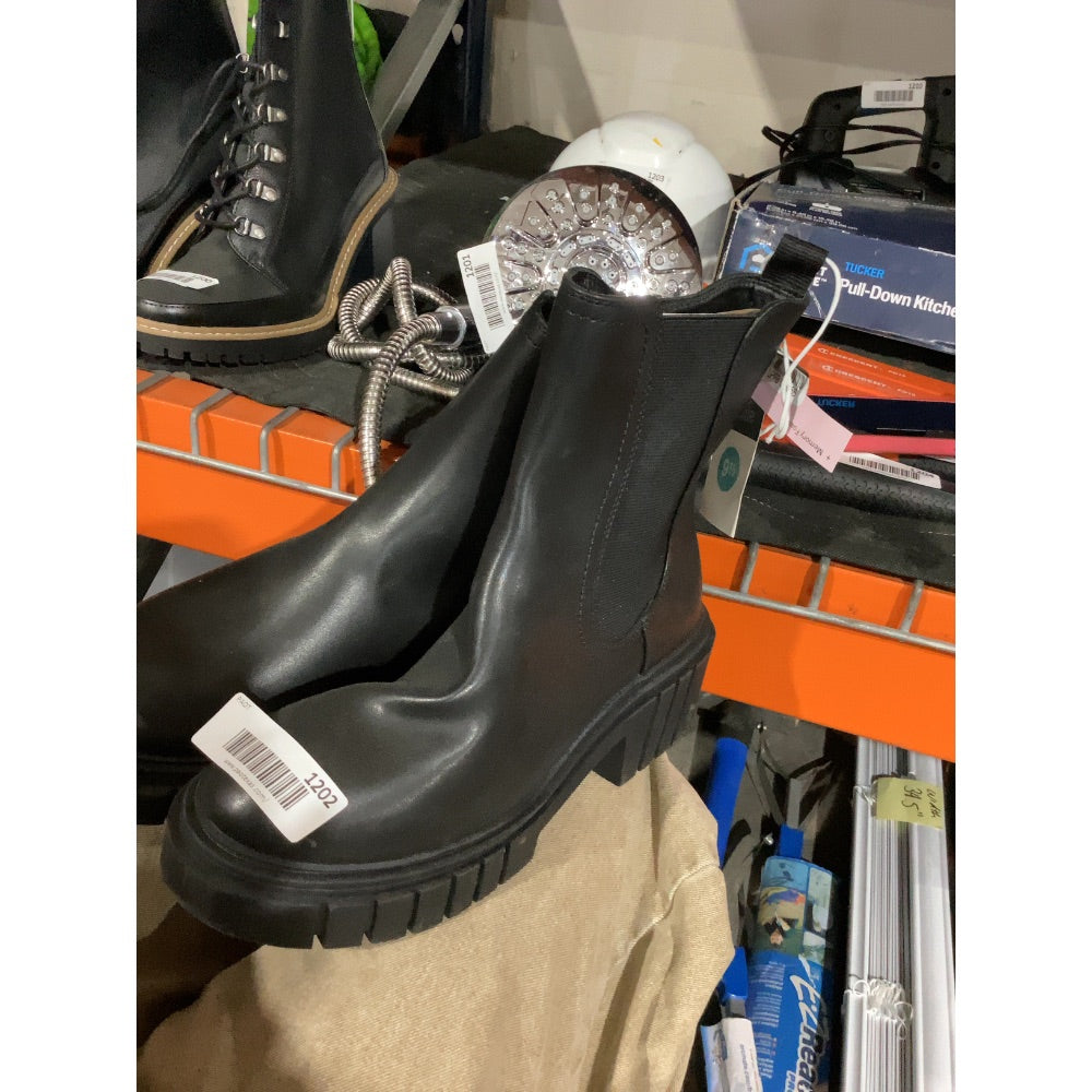 Lot # 1202 Wild Fable Chelsea Boots $28.00