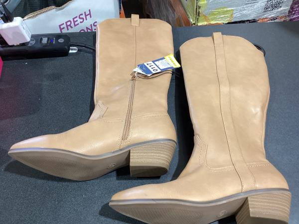 Lot # 129 Universal Thread Sommer Western Boots $31.49