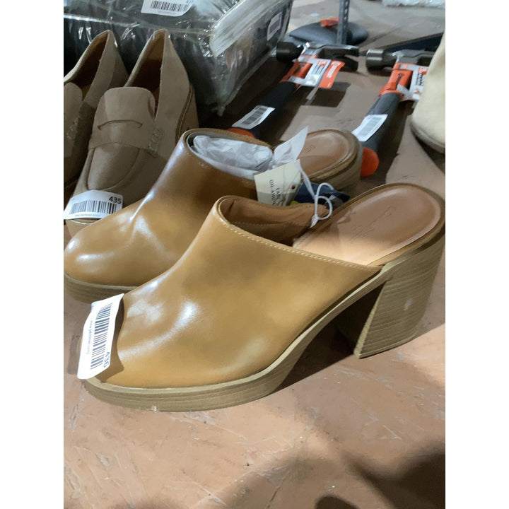 Lot # 436 Universal Thread Platform Mule Heels $24.00