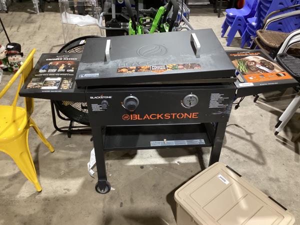 Lot # 2091 Blackstone 2435 28 in Original Griddle $224