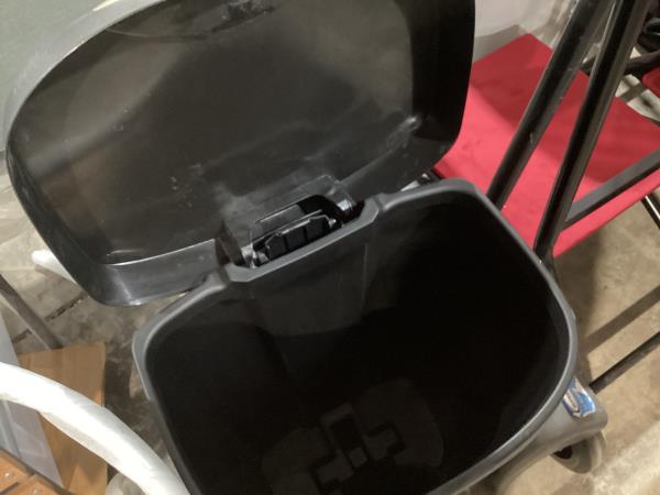 Lot # 1887 MOXIE Plastic Touchless Kitchen Trash Can $40