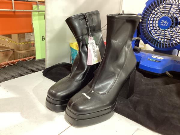 Lot # 784 Women's Nadia Platform Boots Black 10 $44